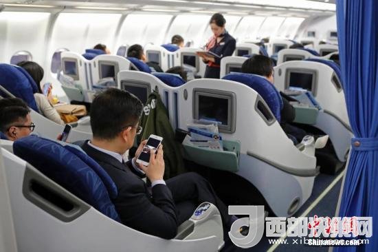 在東航MU5137航班上，旅客全程在飛行模式下可以使用手機(jī)。殷立勤 攝