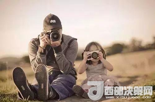 “曾子殺豬”故事在前，最近又有《父母說好考了90分就去看海，被爽約后女孩離家出走》新聞在后。父母如果自己的行為“打臉”了，又怎么能在孩子面前掌握教育的主動(dòng)權(quán)。