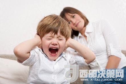 這時(shí)孩子可能會(huì)一直哭，甚至觀察父母的反應(yīng)。父母這時(shí)候可以讓他哭，哭累了自然就會(huì)停下，要讓孩子明白“鬧起來沒道理我不會(huì)心疼你”。