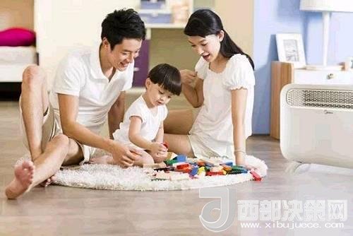 兒童時(shí)期，孩子好奇心強(qiáng)，喜歡“打破砂鍋問到底”、“探究性拆東西”、“自言自語做游戲”。這些聽似好笑，看似頑皮的言行舉止，恰恰就是孩子創(chuàng)造火花的閃現(xiàn)。心理學(xué)家鄧斯克認(rèn)為，小孩子在游戲中的“假裝”會(huì)大大促進(jìn)他們的發(fā)散思維。