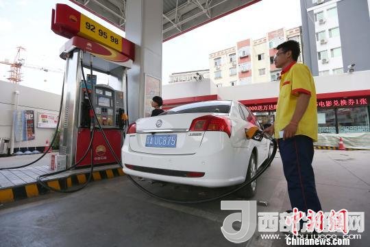 資料圖：山西太原，加油站工作人員正在給車(chē)輛加油?！?jiān)?攝