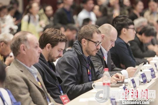 河北工業(yè)設(shè)計(jì)創(chuàng)新中心(以下簡(jiǎn)稱(chēng)HIDC)啟動(dòng)儀式暨“設(shè)計(jì)促轉(zhuǎn)型·創(chuàng)新贏未來(lái)”國(guó)際工業(yè)設(shè)計(jì)工作坊26日在河北省省會(huì)石家莊市舉行。圖為與會(huì)各國(guó)設(shè)計(jì)師?！⌒ば?攝