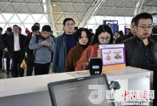 圖為旅客等待進(jìn)入客艙?！慰∶?攝