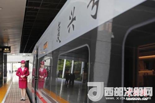 資料圖：4月10日，列車(chē)員在“復(fù)興號(hào)”列車(chē)旁迎接旅客的到來(lái)。 <a target='_blank'  data-cke-saved- >中新社</a>記者 殷立勤 攝
