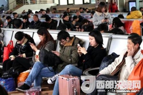 資料圖：移動(dòng)互聯(lián)網(wǎng)時(shí)代，旅客都拿著手機(jī)打發(fā)時(shí)間。<a target='_blank' >中新社</a>記者 王中舉 攝