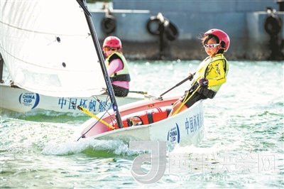 青島市北區(qū)立新小學(xué)學(xué)生參加2017年中國杯青少年帆船OP項(xiàng)目比賽。孫軍/攝