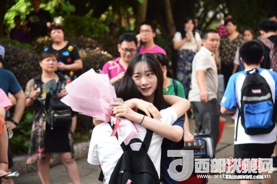 資料圖：一名家屬擁抱走出考場(chǎng)的考生。 王以照 攝
