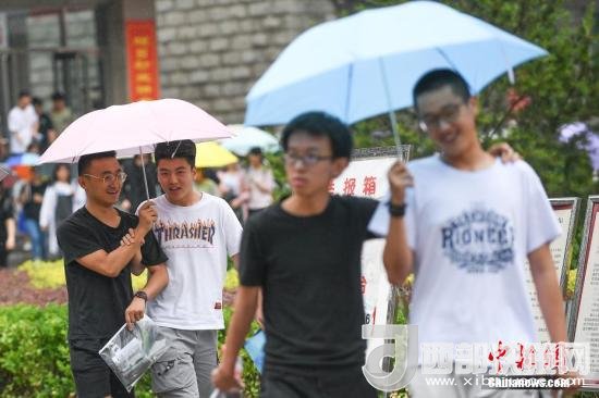 資料圖：6月8日，山西太原，考生打傘走出考場(chǎng)。當(dāng)日，全國(guó)部分地區(qū)2018年高考結(jié)束。 <a target='_blank'  data-cke-saved- >中新社</a>記者 武俊杰 攝