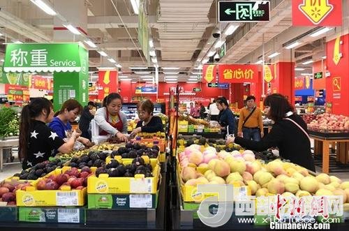 資料圖：民眾在超市選購(gòu)水果。<a target='_blank'  data-cke-saved- >中新社</a>記者 俞靖 攝