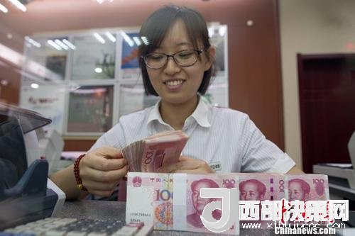 7月5日，山西太原一銀行工作人員正在清點貨幣。人民幣對美元匯率中間價在經(jīng)歷了過去11個交易中的10次下調(diào)后終于迎來大漲。5日，中國外匯交易中心公布人民幣對美元匯率中間價報6.6180，較前一交易日大幅上調(diào)415個基點，創(chuàng)下自2017年10月11日以來的最大升幅。<a target='_blank' >中新社</a>記者 張云 攝