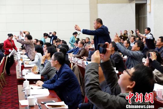 圖為與會(huì)嘉賓認(rèn)真聽取專家演講?！±铍h 攝