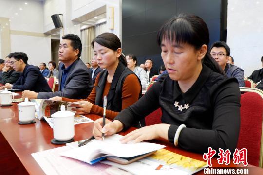 圖為與會(huì)嘉賓聆聽專家演講?！±铍h 攝