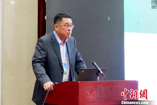 圖為青海省農(nóng)林科學(xué)院副院長、國家大麥青稞產(chǎn)業(yè)技術(shù)體系崗位科學(xué)家遲德釗正在發(fā)言。　李雋 攝