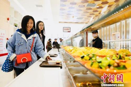 　資料圖：消費(fèi)者在餐廳就餐?！惴?攝