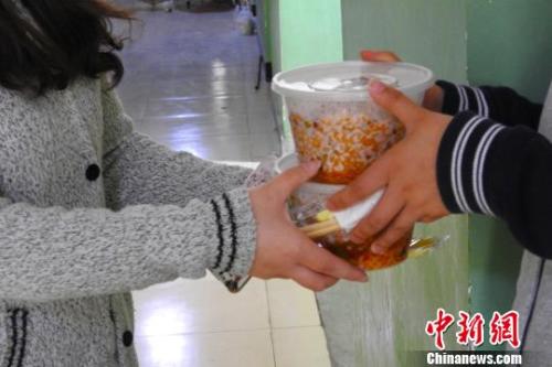 外賣配送員將外賣送到學(xué)生宿舍。受訪者供圖