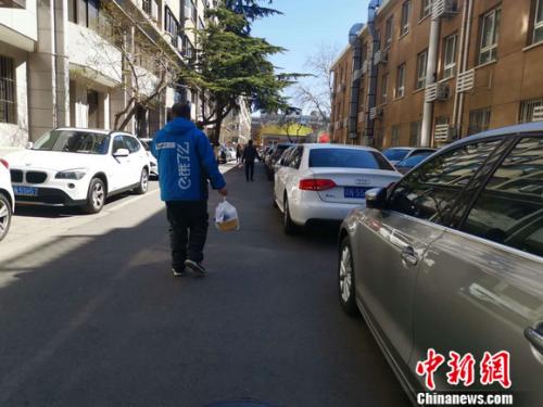 圖為餓了么配送員正在送餐。 謝藝觀 攝