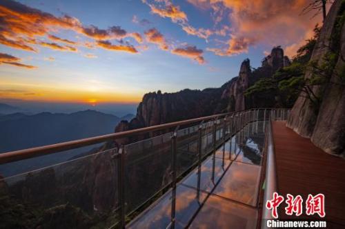  資料圖：霞光映照在三清山棧道玻璃上。　婁永平 攝