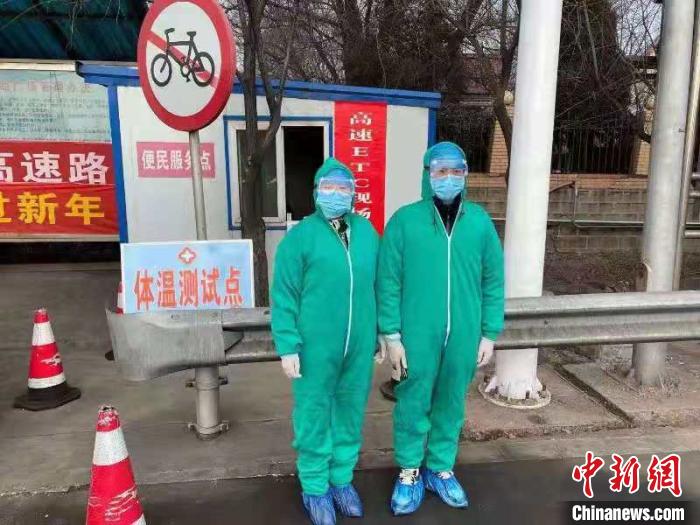 鄉(xiāng)鎮(zhèn)衛(wèi)生院和社區(qū)衛(wèi)生中心工作人員排查發(fā)熱患者。　介休市醫(yī)療集團(tuán)供圖 攝