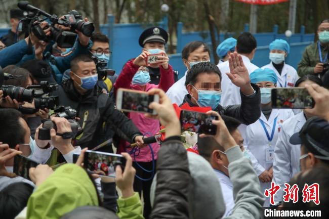 圖為貴州省最后一名新冠肺炎確診患者從貴州省將軍山醫(yī)院出院，患者與眾人揮手告別。　瞿宏倫 攝