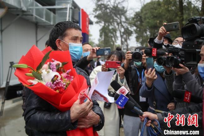 圖為貴州省最后一名新冠肺炎確診患者從貴州省將軍山醫(yī)院出院，患者接受媒體采訪。　瞿宏倫 攝