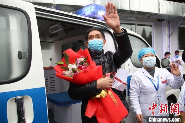 圖為貴州省最后一名新冠肺炎確診患者從貴州省將軍山醫(yī)院出院，患者與眾人揮手告別。　瞿宏倫 攝
