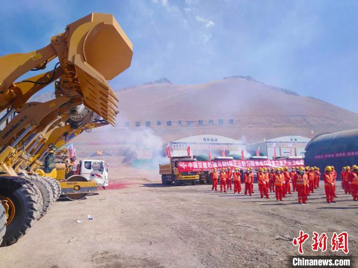 備受國(guó)內(nèi)外關(guān)注的G0711線烏魯木齊至尉犁高速公路建設(shè)項(xiàng)目天山勝利隧道復(fù)工“進(jìn)行時(shí)”。　陳劍飛 攝