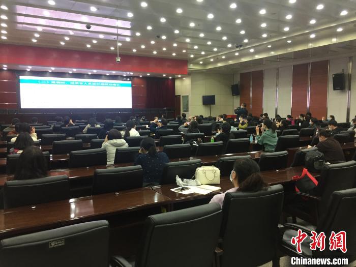 山西選派554名疫情防控指導員駐校指導高三年級開學疫情防控?！「呷鸱?攝