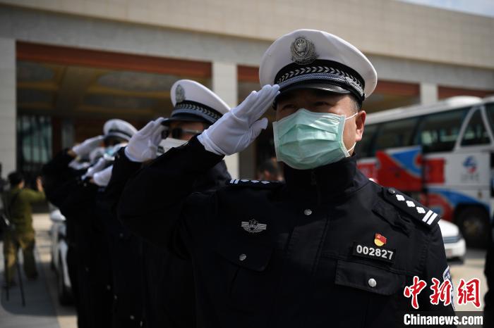 圖為交警們向醫(yī)療隊(duì)敬禮?！】灯?攝