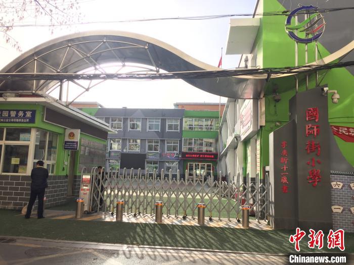 校門口設(shè)置臨時(shí)等候區(qū)，區(qū)域四周5米為禁行區(qū)。　高瑞峰 攝