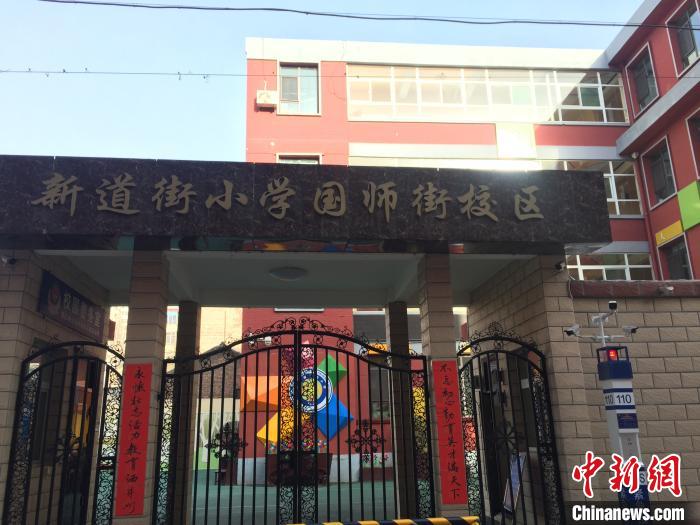 返校學(xué)生要到指定校門口報(bào)到，入校時(shí)需佩戴口罩，并進(jìn)行身份核驗(yàn)、實(shí)名登記、體溫檢測?！「呷鸱?攝