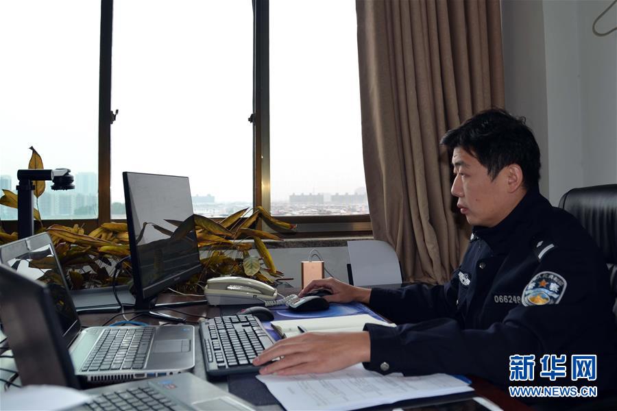 （習(xí)近平致敬的戰(zhàn)“疫”英雄·公安干警篇·圖文互動(dòng)）（8）他們，抗疫一線鑄警魂