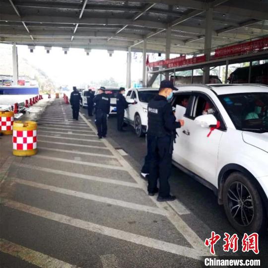 圖為云南一邊境檢查站防控疫情同時嚴防境外毒品滲透?！≡颇鲜」矎d供圖 攝