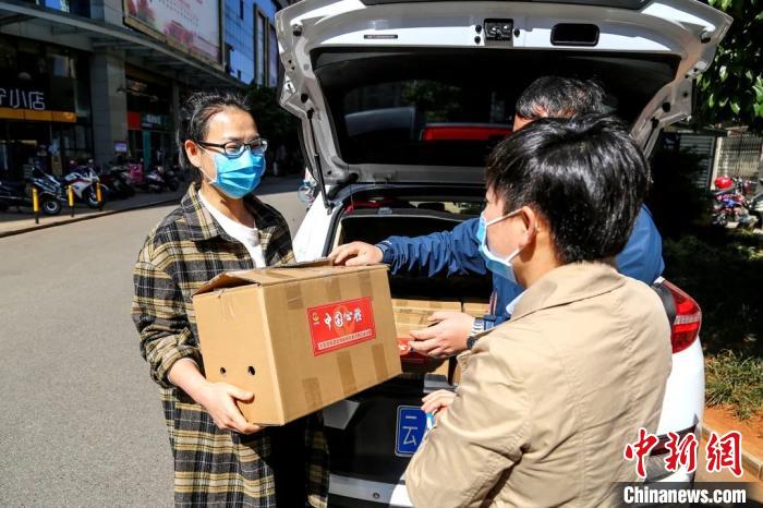 圖為昆明支援湖北醫(yī)護人員家庭收到“暖心蔬菜”。云南省委統(tǒng)戰(zhàn)部供圖