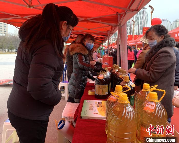 圖為市民們正在采購(gòu)商品?！O睿 攝
