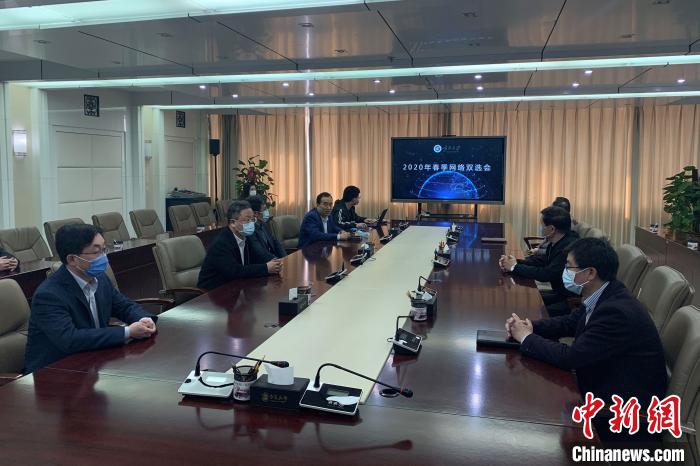 寧夏大學2020年春季首場綜合類“網(wǎng)絡雙選會”現(xiàn)場?！±钆迳?攝