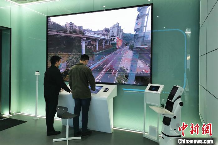 圖為重慶聯(lián)通工作人員在禮嘉智慧公園·5G體驗館調(diào)試5G+VR360度全景直播。兩江產(chǎn)業(yè)集團 供圖