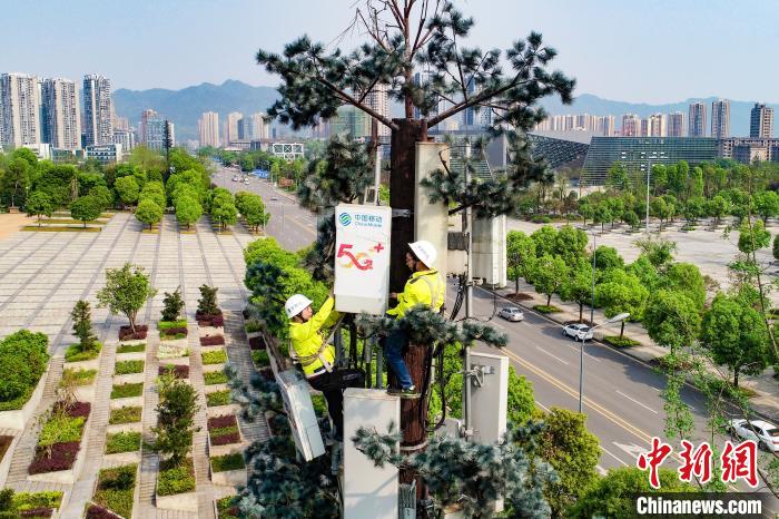 圖為重慶移動工作人員正在安裝5G基站。重慶移動 供圖