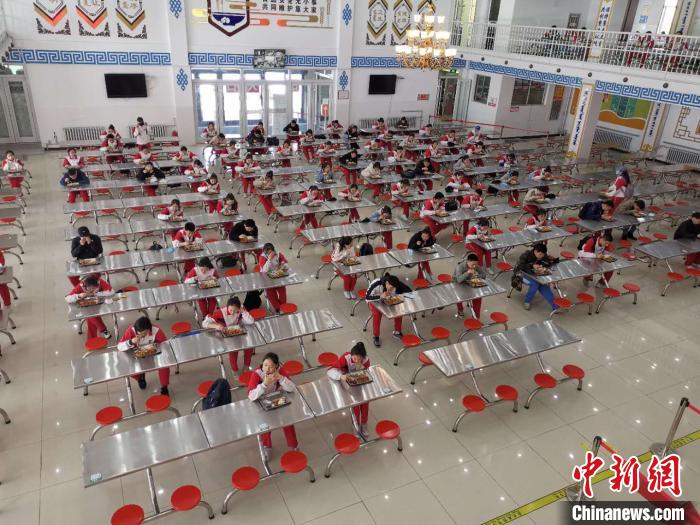 圖為學(xué)生們?cè)谑程镁筒??！鯆I娜 攝