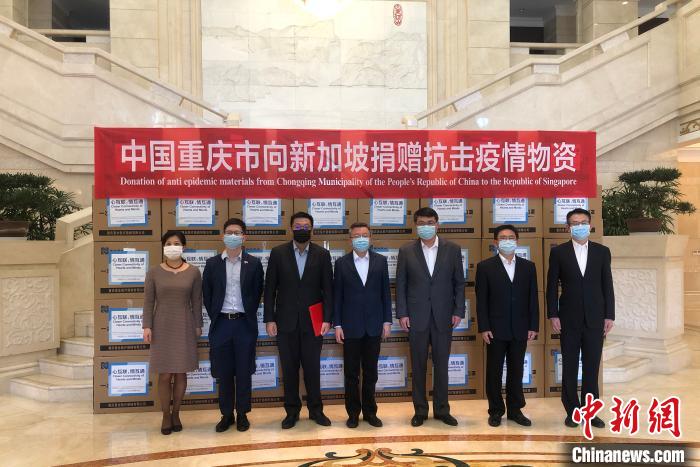圖為捐贈(zèng)方與接收方代表合影留念。　劉相琳 攝
