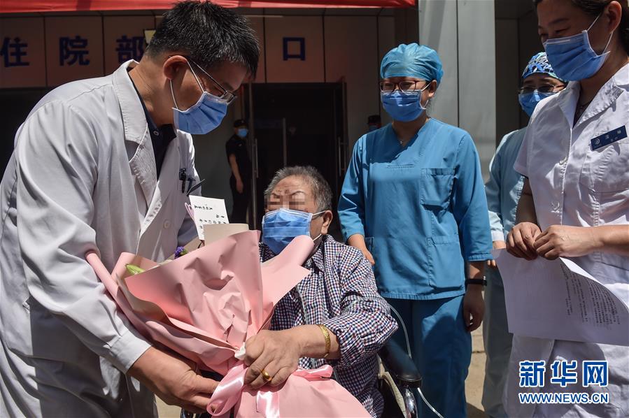 （新華全媒頭條·圖文互動(dòng)）（1）“始終把人民群眾生命安全和身體健康放在第一位”——中國(guó)抗疫彰顯“生命至上、人民至上”理念