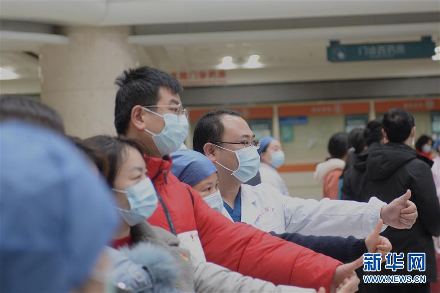 （新華全媒頭條·圖文互動(dòng)）（5）“始終把人民群眾生命安全和身體健康放在第一位”——中國(guó)抗疫彰顯“生命至上、人民至上”理念