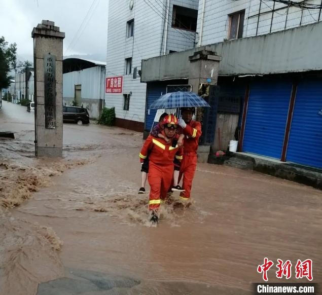 圖為消防救援人員營救被困民眾?！≈貞c萬州區(qū)委宣傳部供圖 攝