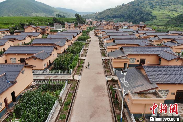 平坦的水泥路從村民居住區(qū)穿過(guò)?！埨?攝