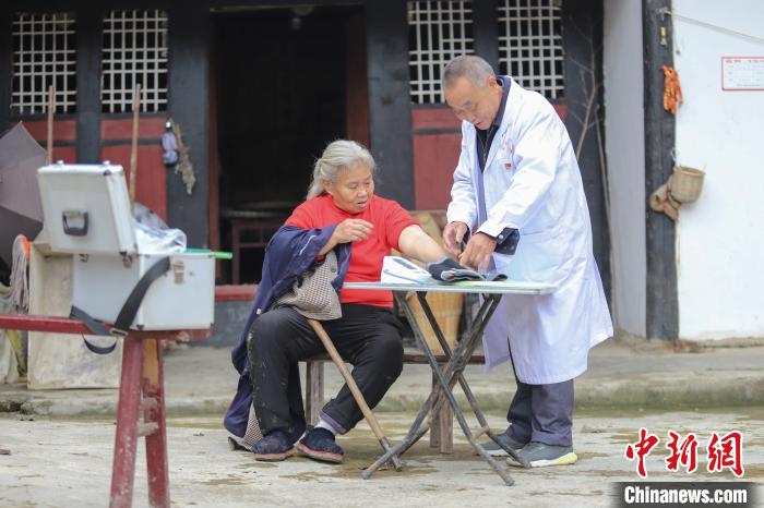 資料圖，貴州村醫(yī)給村民看病?！■暮陚?攝