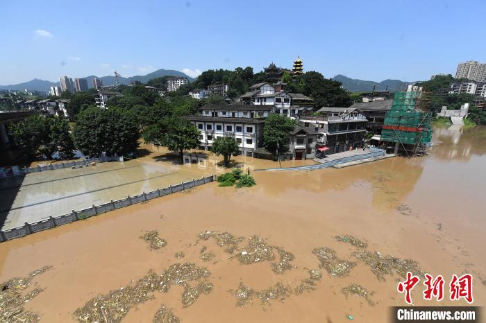 圖為7月27日，嘉陵江重慶段水位持續(xù)上漲，千年古鎮(zhèn)磁器口低洼段已被洪水淹沒?！￡惓?攝