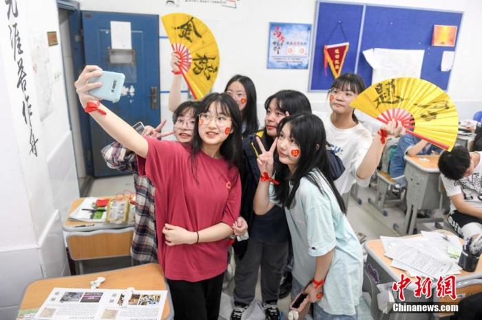 資料圖：6月6日，2021年高考前夕，湖南長沙同升湖實驗學(xué)校高三年級，考生們在教室內(nèi)合影。 楊華峰 攝