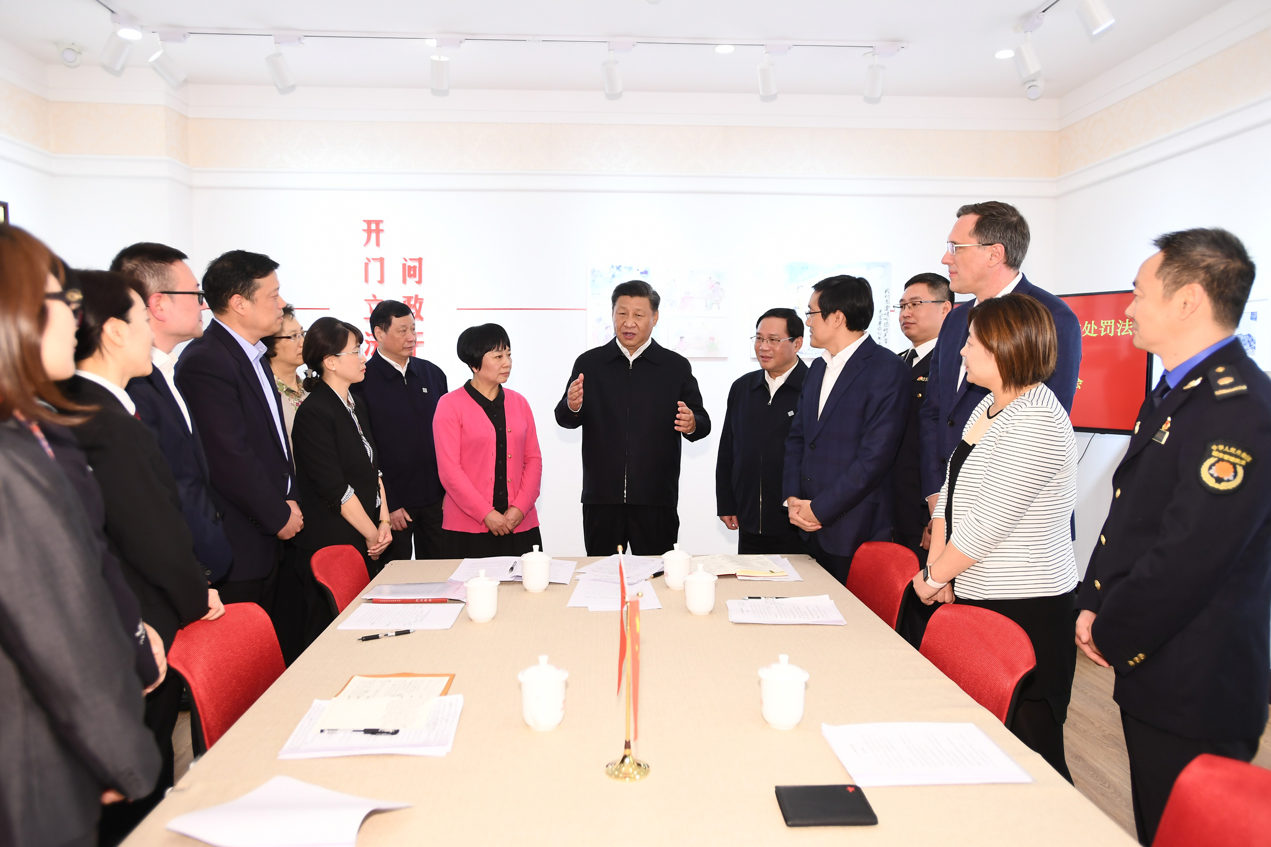 2019年11月2日，習(xí)近平總書記在上海長寧區(qū)虹橋街道古北市民中心，同正在參加立法意見征詢的社區(qū)居民代表親切交流。
