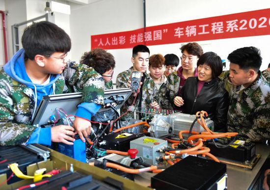 2021年4月16日，在山西工程科技職業(yè)大學，老師在指導學生進行電池檢測。新華社記者 柴婷 攝