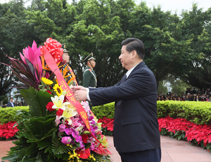 2012年12月8日，習(xí)近平在深圳蓮花山公園向鄧小平銅像敬獻(xiàn)花籃。