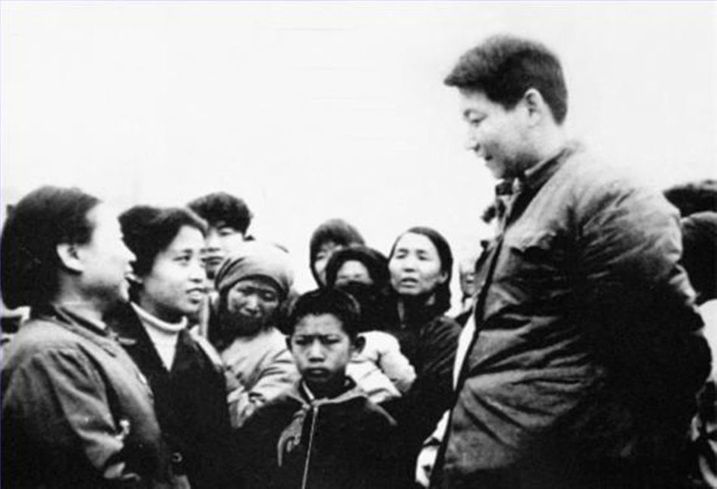 1983年，時(shí)任中共正定縣委書(shū)記的習(xí)近平同趙村群眾交談。